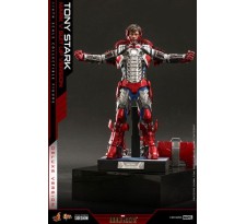 Iron Man 2 Movie Masterpiece Action Figure 1/6 Tony Stark (Mark V Suit Up Version) Deluxe 31 cm